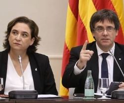 Ada Colau, alcaldesa de Barcelona, con Carles Puigdemont, president de la Generalitat de Cataluña