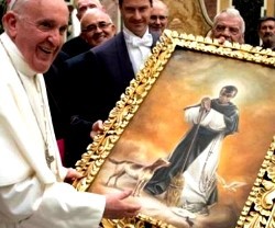 El Papa con un cuadro de Fray Martín de Porres y su famosa escoba