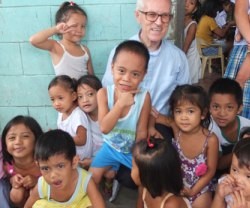 Julio Cuesta Ortega con los niños de La Payata, en Filipinas