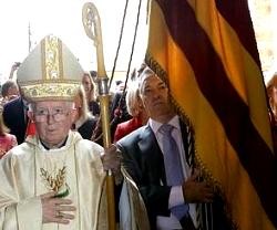 El cardenal Cañizares con la Senyera de Lo Rat Penat en la catedral de Valencia