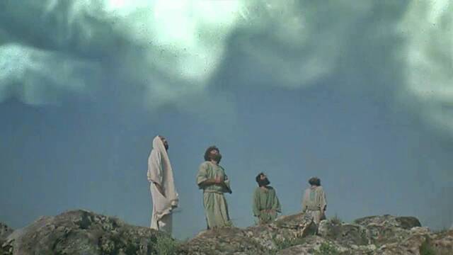 La escena de la Transfiguración, con Pedro, Juan y Santiago como destinatarios de la orden del Padre ('¡Escuchadle!') respecto a su Hijo. Imagen: captura Jesus Film Project (1979).