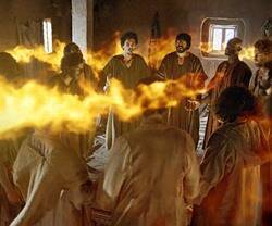 El Espíritu Santo como lenguas de fuego sobre la cabeza de los apóstoles, en una representación cinematográfica de Pentecostés.