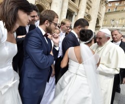 Francisco con unos recién casados - se cumplen dos años de la reforma de los procesos de nulidad matrimonial