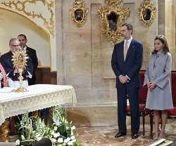 Los Reyes ganan el jubileo en la Vera Cruz y completan su visita a los tres santos lugares de España