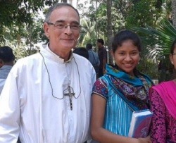 Eugenio Sanz es marista y lleva una escuela en una zona de plantación de té