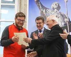 El arzobispo de Santiago entrega al peregrino norteamericano el diploma que conmemora que fue el peregrino 300.000 este año