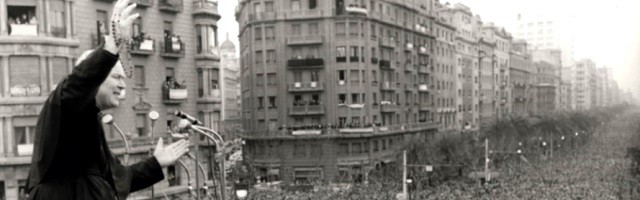 El padre Peyton en 1965 en Barcelona reza el Rosario con cientos de miles de personas