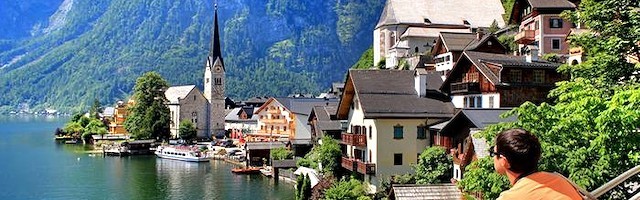 Ciudad y lago de Halstatt, en Austria, uno de los parajes urbanos más bellos del mundo, perfecto engarce de la obra del hombre en la obra de Dios.