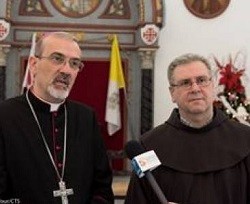 A la izquierda, Pierbattista Pizzaballa, administrador apostólico del Patriarcado Latino; a la derecha, Francis Patton, custodio