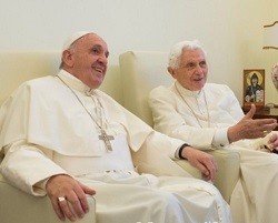 El Papa Francisco visitó durante media hora a Benedicto XVI