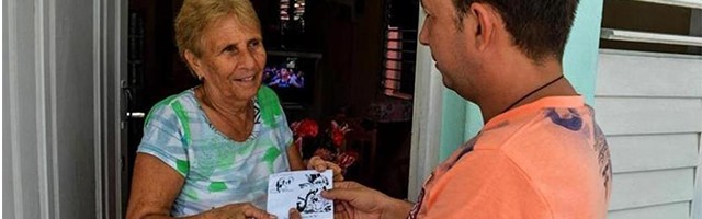 Como la Iglesia en Cuba no puede tener emisora de radio, sus programas los distribuye a lomo de mula