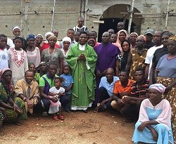 El padre Patrick está reconstruyendo la parroquia con la ayuda de la comunidad