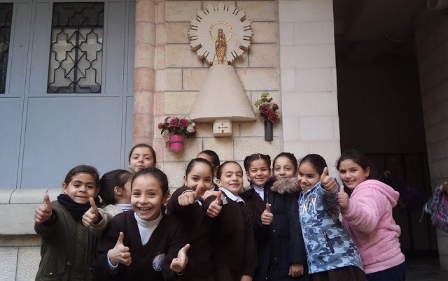 Jerusalén, el milagro del Colegio Español: niñas cristianas y musulmanas juntas «con flores a María»