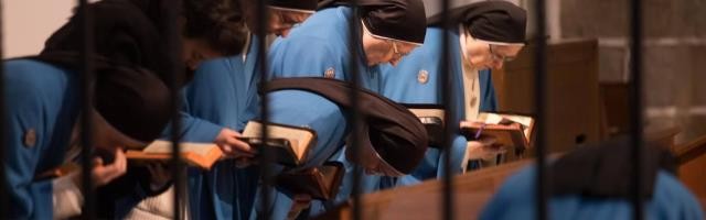 Las concepcionistas franciscanas con su distintivo manto azul... un vida tras las rejas, pero libres