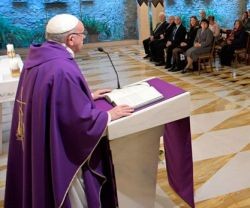El Papa animó a mirar el crucifijo y a rezar a Cristo en la cruz