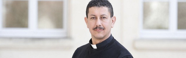 Era musulmán y se hizo católico, huyó amenazado y vuelve a Argelia como sacerdote misionero