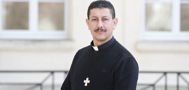 Era musulmán y se hizo católico, huyó por las amenazas y vuelve a Argelia como sacerdote misionero