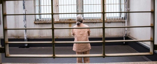 Cárceles repletas de ancianos que delinquen para buscar compañía: así huyen en Japón de la soledad