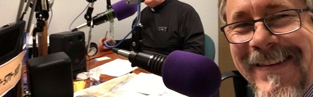 Bob Sullivan, durante una emisión de Spirit Catholic Radio, una emisora católica de Nebraska.