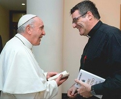 Pablo Cervera habla con el Papa tras la misa en la Casa Santa Marta