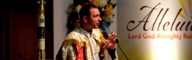 El padre Mathias Thelen no solo ora por los enfermos, sino que enseña a evangelizar con el poder del Espíritu