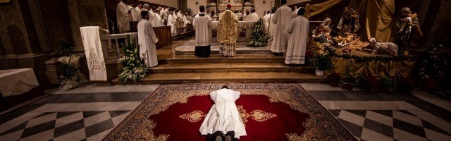Ordenación de un nuevo sacerdote - en muchas diócesis, llegan con cuentagotas y la situación se hace insostenible