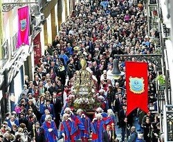 Miles de personas acompañaron al santo durante la procesión / Noticias de Navarra