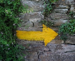 La flecha amarilla es hoy uno de los elementos más característicos del Camino de Santiago