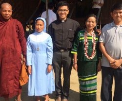 Matthew Shing, sacerdote dominico de Myanmar, con su familia y amigos