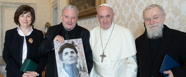 Ascensión Romero, Kiko Argüello, el padre Mario Pezzi y un retrato de Carmen Hernández, con el Papa