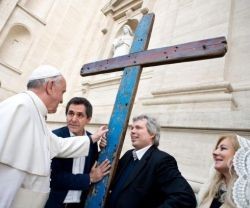 El Papa bendice la Cruz de Lampedusa, que viaja por el mundo llamando a la oración