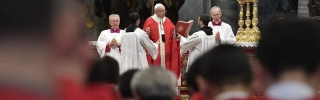 El Papa Francisco presidió la misa de Pentecostés en San Pedro del Vaticano