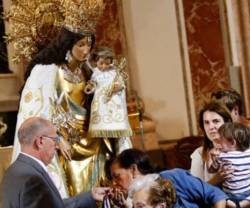 Muchos acuden al besamanos de la Virgen de los Desamparados en su Basílica de Valencia