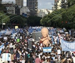 Millones de argentinos se están movilizando para que el Congreso no apruebe una ley que legalice el aborto