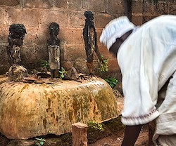 Un altar vudú en Abomey (Benin). Foto: jbdodane (Flickr) Wikimedia Commons.