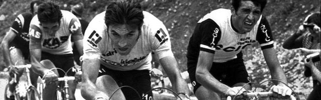 De izquierda a derecha, José Manuel Fuente, Eddy Merckx y Gianbattista Baronchelli, en el Giro de 1974.