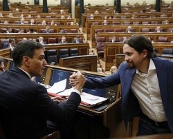 Pablo Iglesias (Podemos) saluda a Pedro Sánchez (PSOE), nuevo presidente del Gobierno