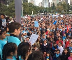 Miles de argentinos han salido a las calles para defender la vida de las madres y los bebés