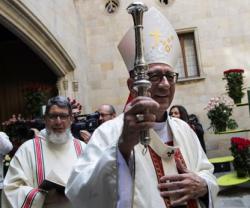 El cardenal Omella, bendiciendo rosas el día de Sant Jordi