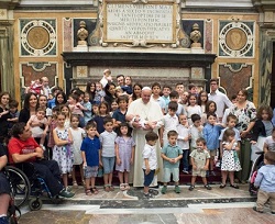 El Papa se reunió con un grupo de familias, entre las que había numerosos niños