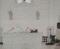 Una turista, tumbada sobre un altar en Barcelona: foto que es reflejo de la sociedad postcristiana