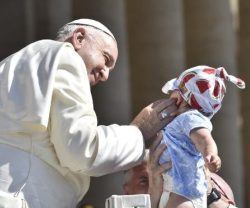 El Papa acaricia un bebé antes de la audiencia de este 27 de julio
