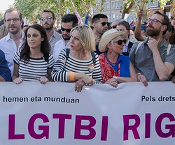Andrea Levy y Javier Maroto, líderes del PP, a la izquierda de la foto, en cabecera del Orgullo Gay 2017 en Madrid