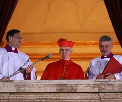 El 13 de marzo de 2013 fue el cardenal Tauran el que desde el balcón de San Pedro anuncio: ¡Habemus Papam!