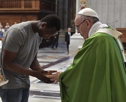 «¡Cuántos pobres son hoy aplastados!», clama el Papa en la misa con inmigrantes en San Pedro