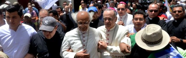 Paramilitares pro-Ortega golpean al Nuncio, al cardenal y al obispo Báez en una iglesia en Nicaragua