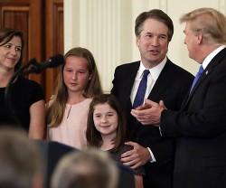 El juez Brett Kavanaugh, con su esposa e hijas, en la presentación oficial que ofició el presidente Trump