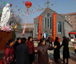 Las autoridades en la región de Henan prohíben ya estos carteles colgantes a la entrada de las iglesias