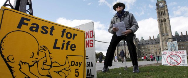 Un jesuita lleva 30 años delante del Parlamento de Canadá, ayunando y orando contra el aborto