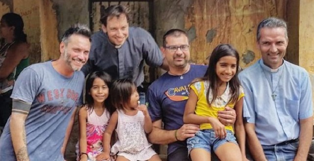 El cantante Nek se convierte en un «caballero de la Luz» como misionero en una favela de Brasil